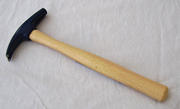 Magnetic claw hammer